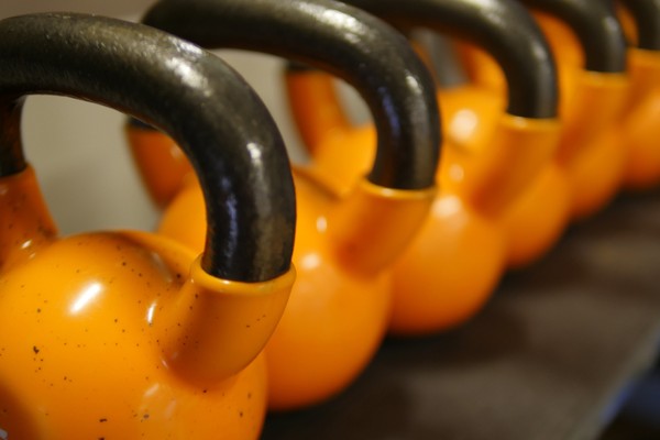 Vier verschwommen fotografierte Kettlebells in gelb
