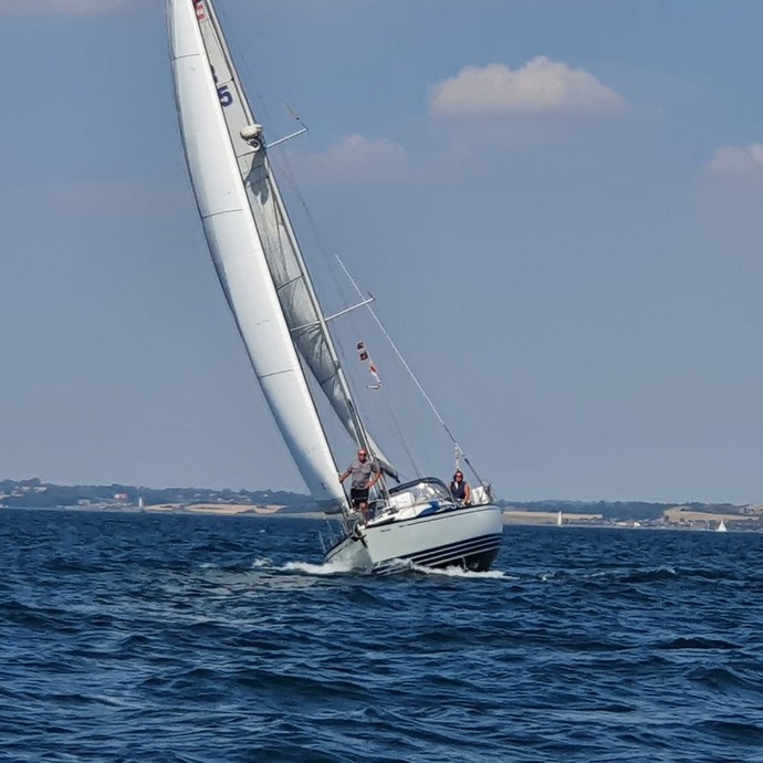 Ein Segelboot in voller Fahrt (vergrößerte Bildansicht wird geöffnet)