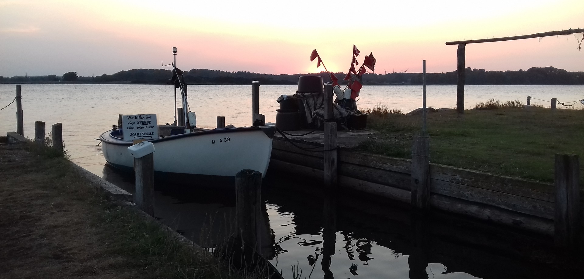 Ein Segelboot im Sonnenuntergang