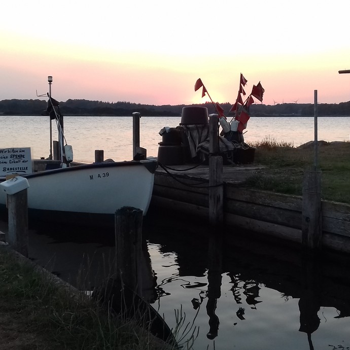 Ein Segelboot im Sonnenuntergang (vergrößerte Bildansicht wird geöffnet)