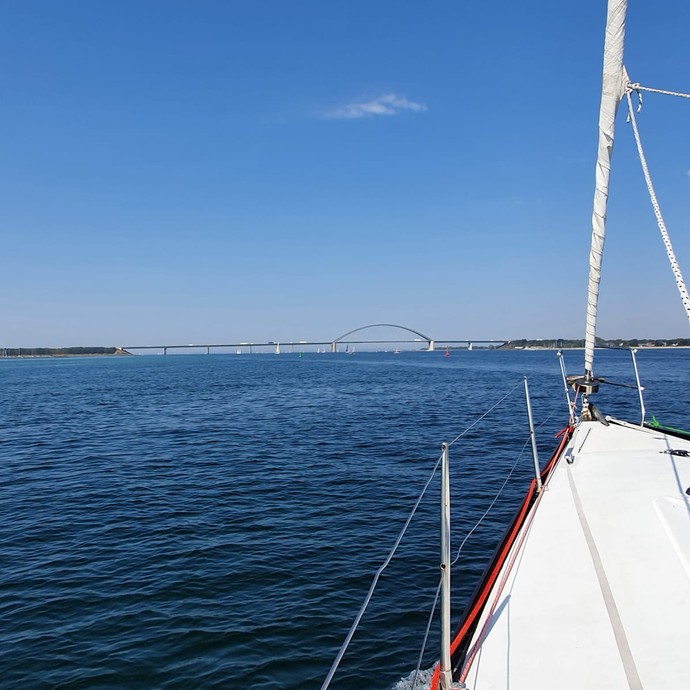 Blick vom Bug eines Segelbootes aufs Meer (vergrößerte Bildansicht wird geöffnet)