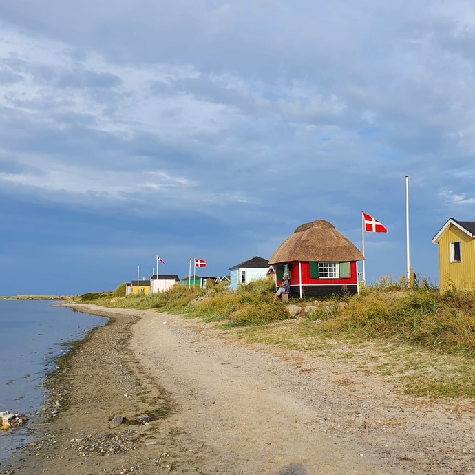 Strandblick mit bunten Hütten (vergrößerte Bildansicht wird geöffnet)