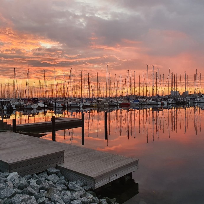 Ein Hafen mit Segelbooten im Sonnenuntergang (vergrößerte Bildansicht wird geöffnet)