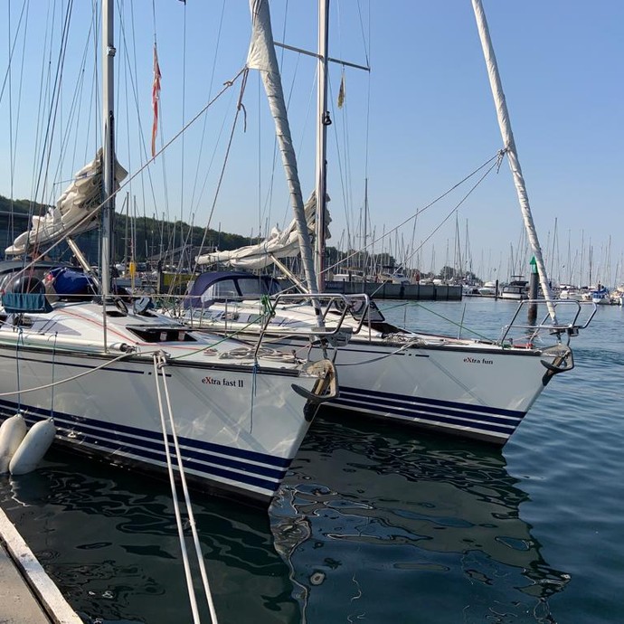 Zwei Segelboote im Hafen (vergrößerte Bildansicht wird geöffnet)