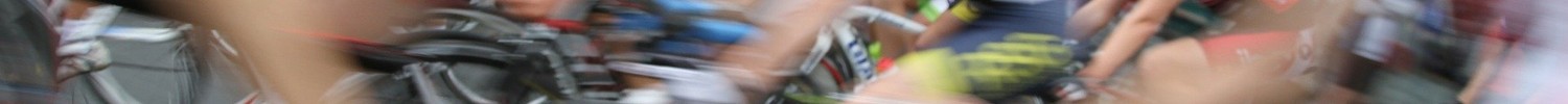 Verschwommenes Foto von Menschen in Sportkleidung auf Rennrädern