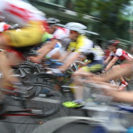 Verschwommenes Foto von Menschen in Sportkleidung auf Rennrädern