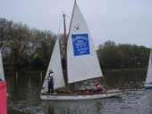 Ein kleines Segelboot auf dem Wasser