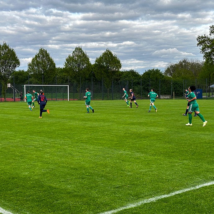 Fußball-Spielszene (vergrößerte Bildansicht wird geöffnet)