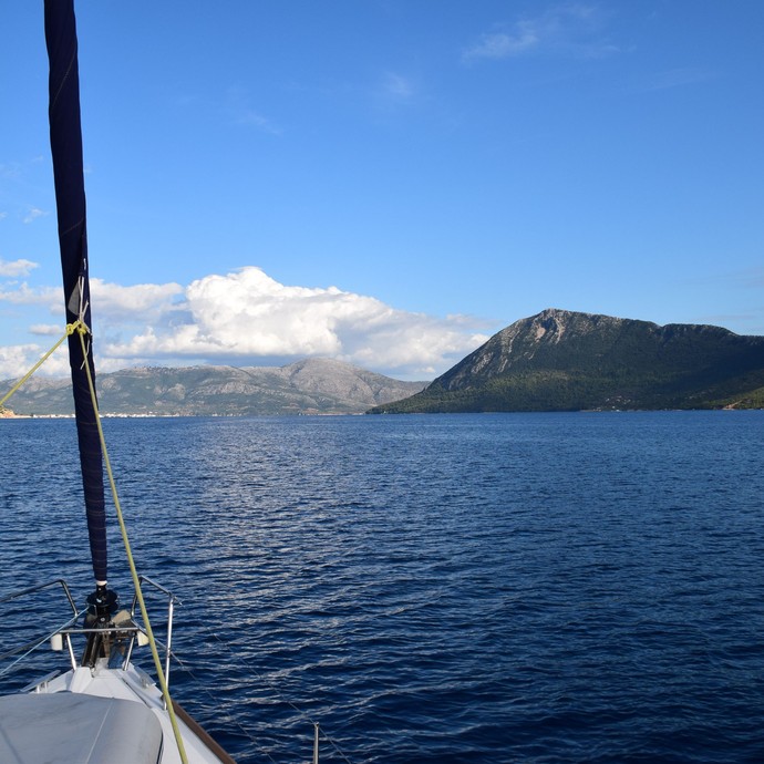 Blick vom Bug eines Segelbootes aufs ein Meerenge, links und rechts sind Berge (vergrößerte Bildansicht wird geöffnet)