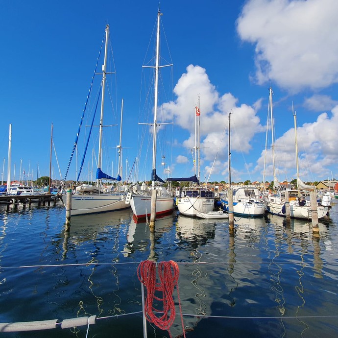 Blick auf einen Hafen mit zahlreichen Segelbooten (vergrößerte Bildansicht wird geöffnet)
