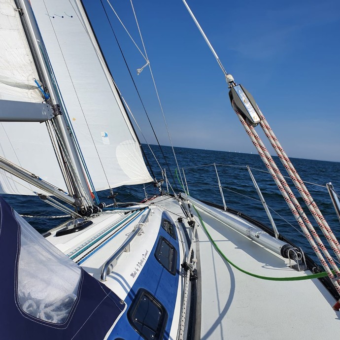 Blick vom Bug eines Segelbootes aufs Meer (vergrößerte Bildansicht wird geöffnet)