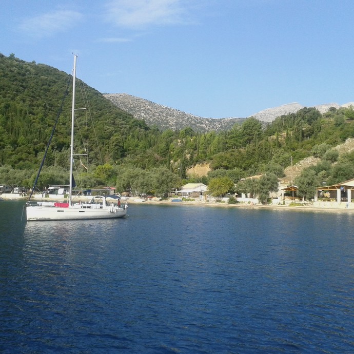Ein Segelschiff vor Anker in einer Bucht (vergrößerte Bildansicht wird geöffnet)
