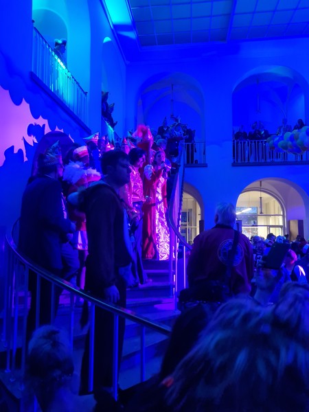 Bild der singenden Karnevals-Jugendprinzessin in Ihrem Kleid ua fder Treppe im Landeshaus