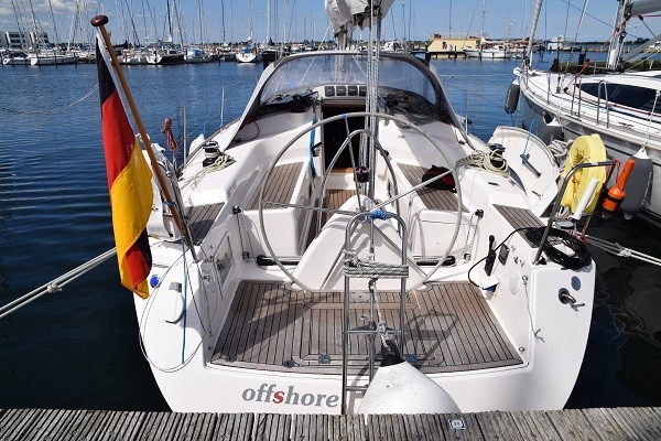 Ein Segelschiff im Hafen mit Deutschlandflagge