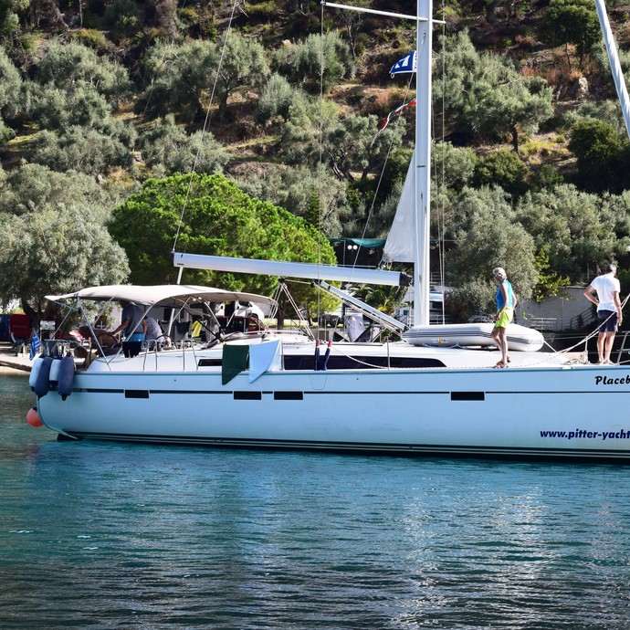 Ein Segelschiff vor Anker in einer Bucht (vergrößerte Bildansicht wird geöffnet)