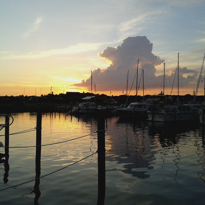 Ein Hafen mit Segelbooten im Sonnenuntergang (vergrößerte Bildansicht wird geöffnet)